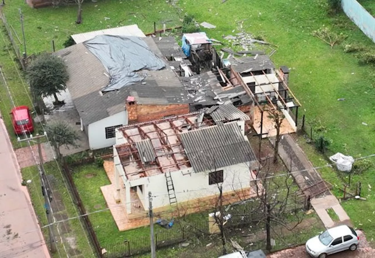 Tempestade destelha casas, escolas e secretaria de Saúde no RS