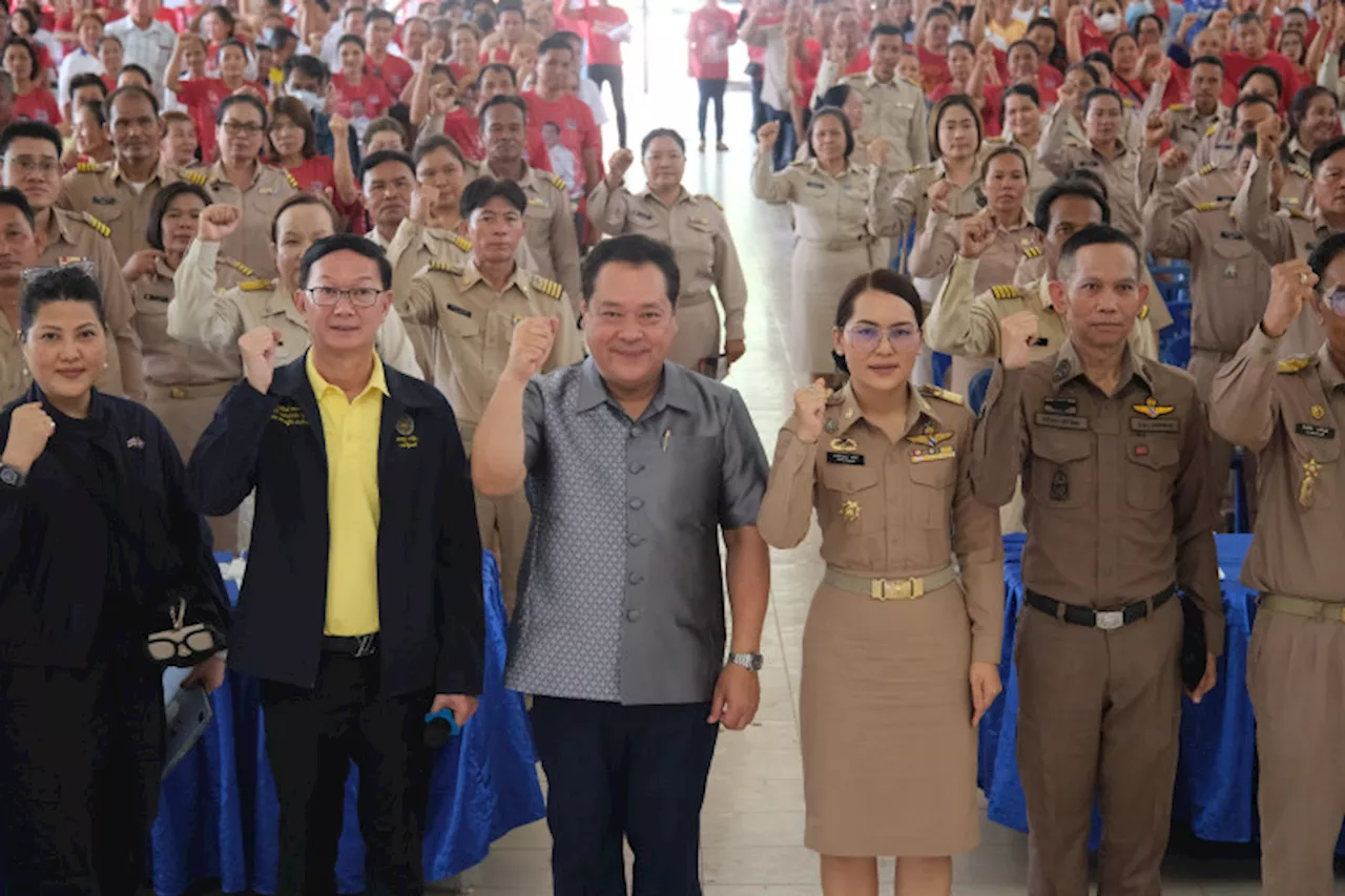 “ทวี”ลงพื้นที่นครพนม แก้ปัญหายาเสพติด กวาดล้างการระบาดในพื้นที่อีสานตอนบน พร้อมประกาศแก้หนี้ กยศ.