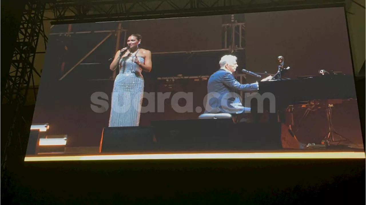 Duet Cadas David Foster dan Istri di Konser Hitman Returns, Sampai Rebahan di Panggung