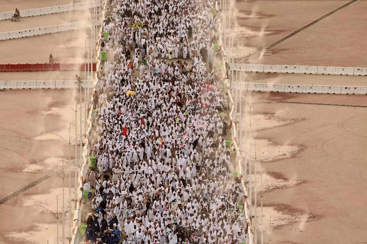 Muslim pilgrims 'stone devil' in Hajj