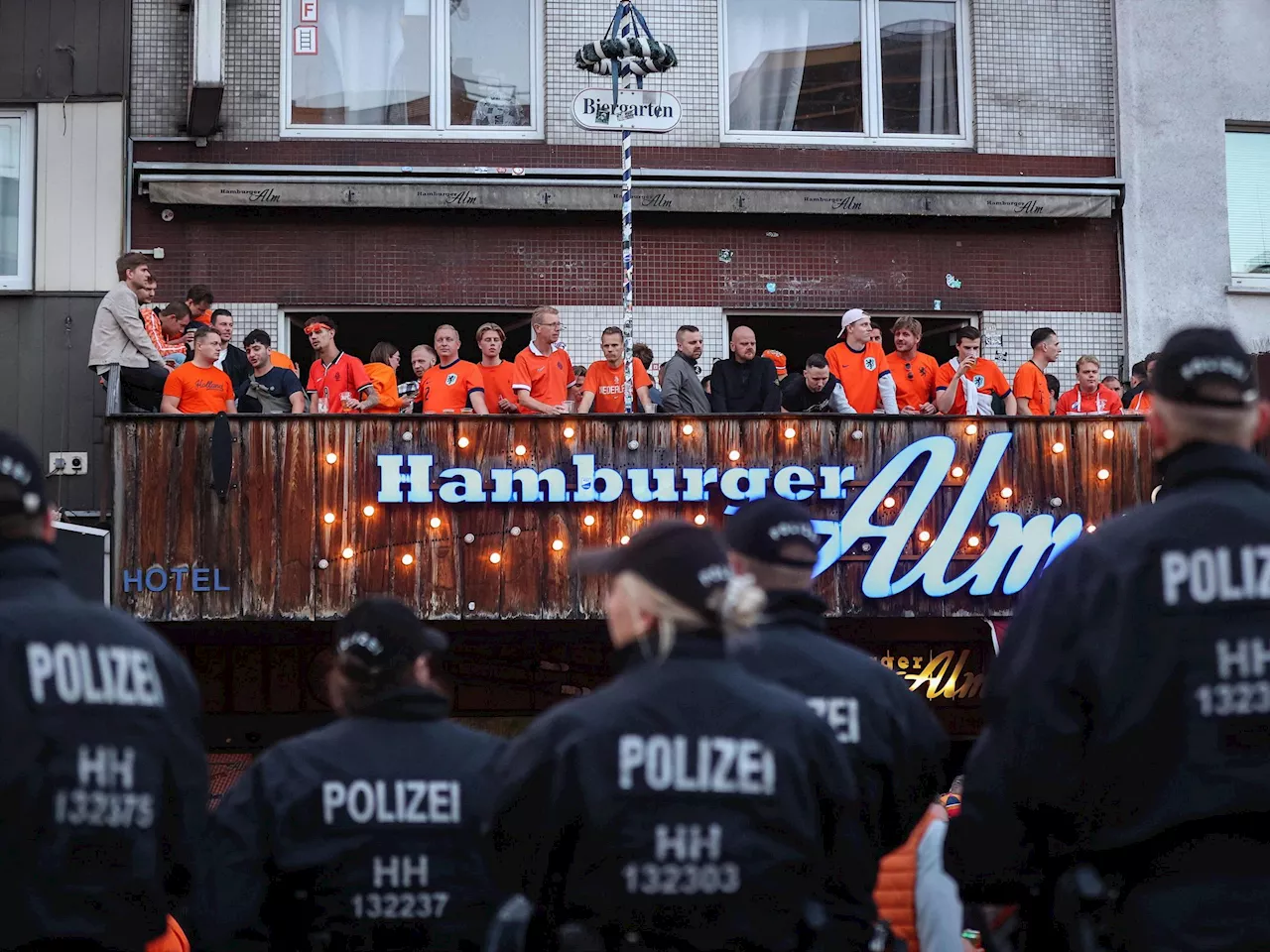 Mann droht an der Reeperbahn mit Spitzhacke - Polizei schießt ihn an