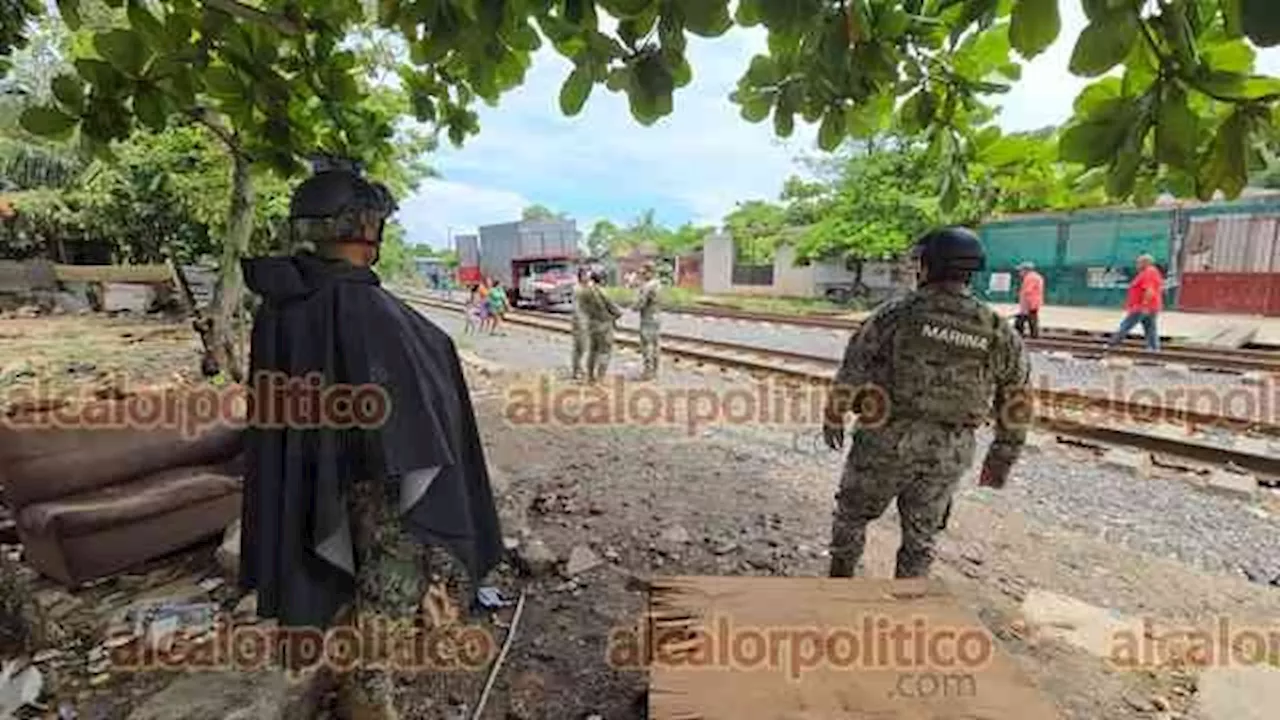 Por Tren del Istmo, desalojan viviendas junto a vías, en Coatzacoalcos