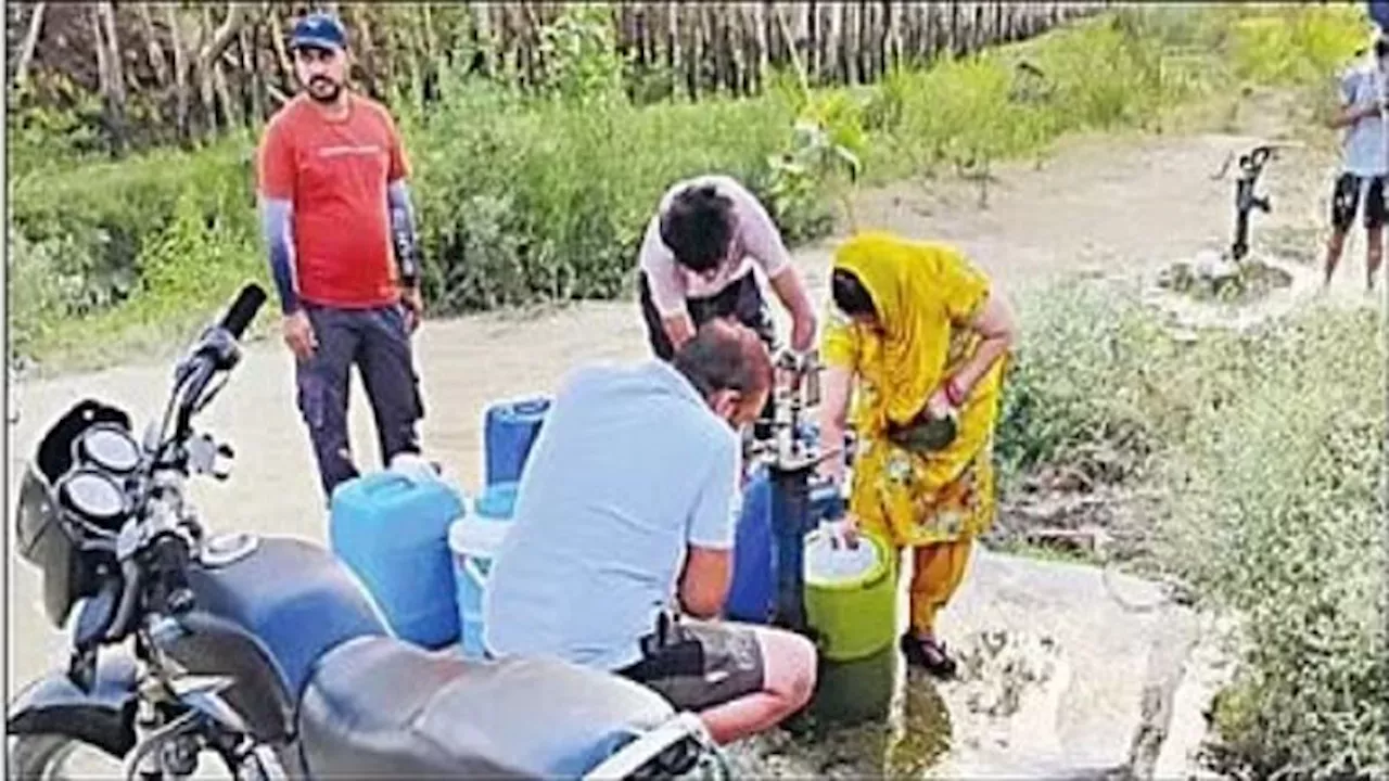 Crisis : दिल्ली के गांवों में भी जल संकट, लोग हरियाणा के सहारे बुझा रहे प्यास; सुबह-शाम लगा रहे हैं चक्कर