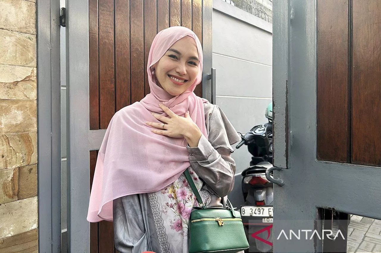 Orang tua pergi haji, Ayu Ting Ting: Suasananya beda banget