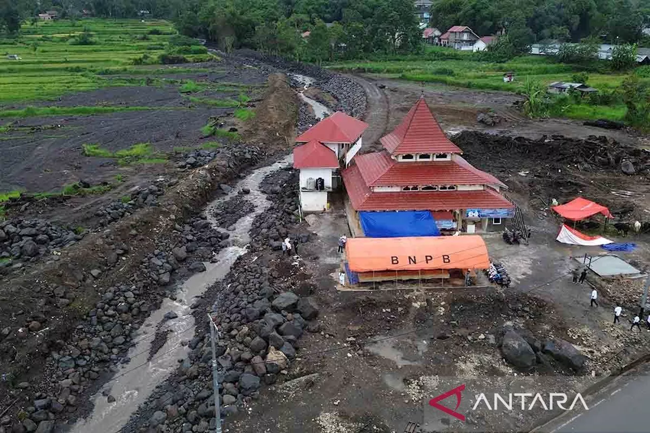 Shalat Idul Adha di lokasi banjir bandang lahar dingin Gunung Marapi