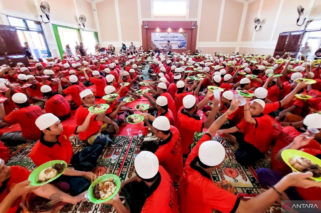 Warga binaan Rutan Situbondo 'nyate bareng' pada Hari Raya Kurban