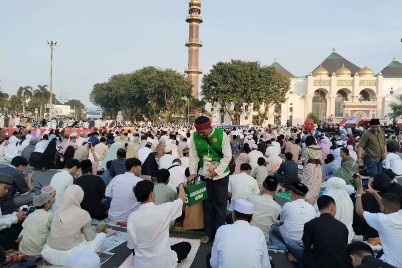 Warga Palembang shalat Idul Adha tumpah ruah sampai Jembatan Ampera