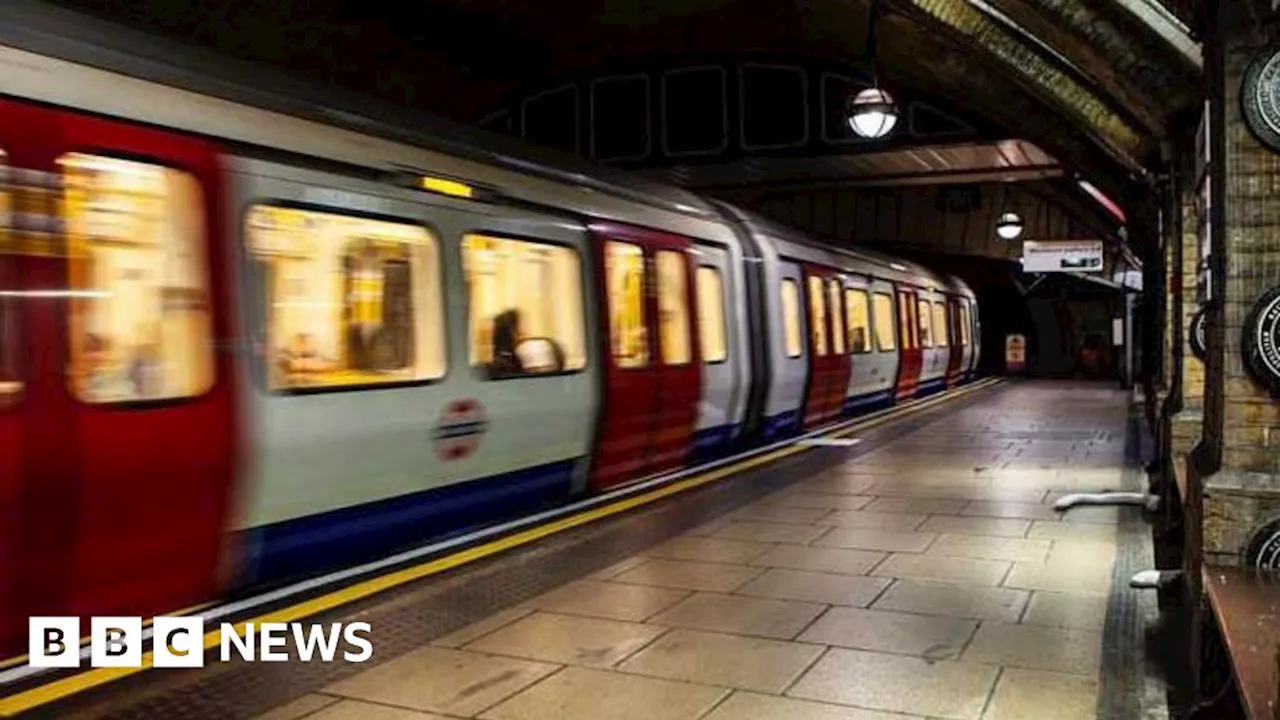 Tube pusher believed he was under threat, Old Bailey hears