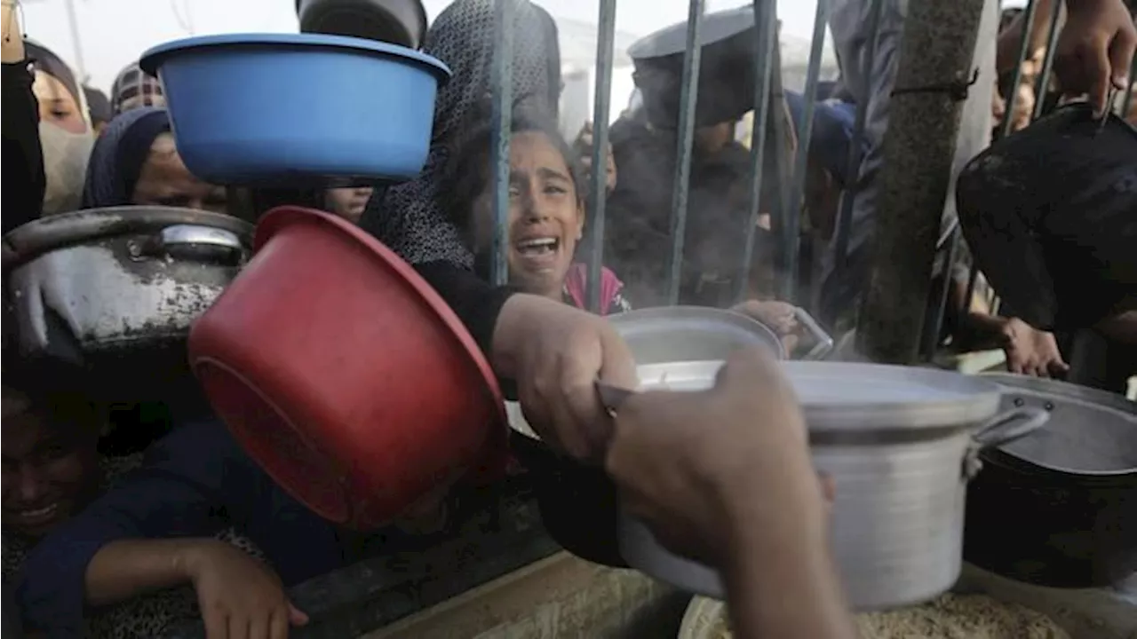 Idul Adha Tanpa Daging Kurban, Warga Gaza Berebut Antri Makanan