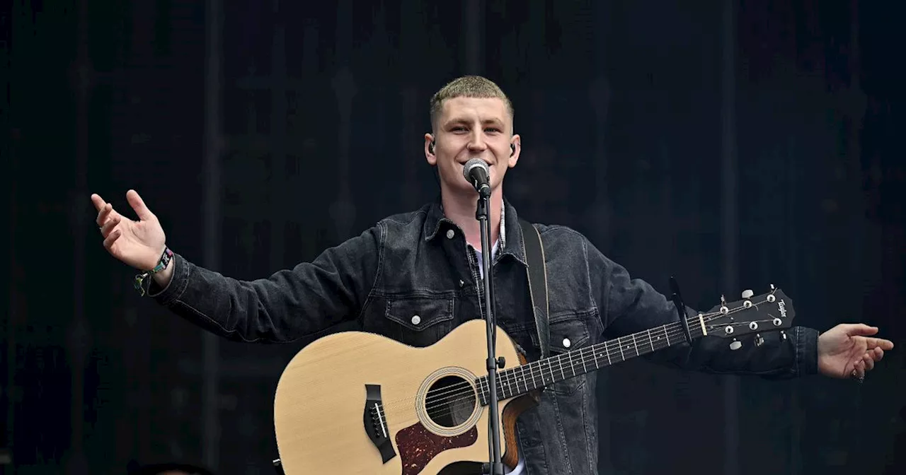 Musician Nathan Evans treats Edinburgh tram passengers to impromptu gig