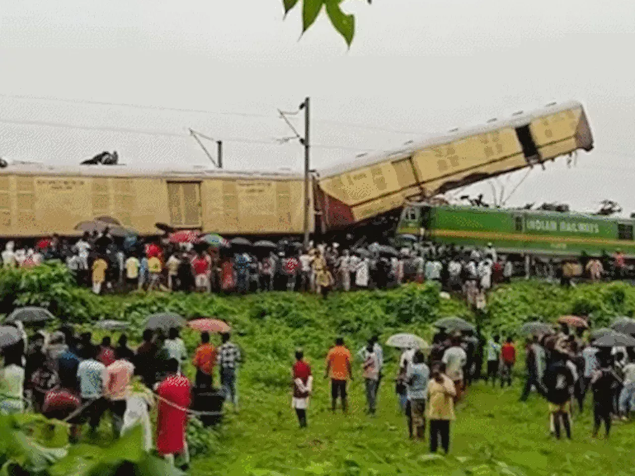 प.बंगाल में मालगाड़ी खड़ी ट्रेन से टकराई, 7 की मौत: कंचनजंगा एक्सप्रेस के 3 डिब्बे पटरी से उतरे, एक बुरी तरह ...