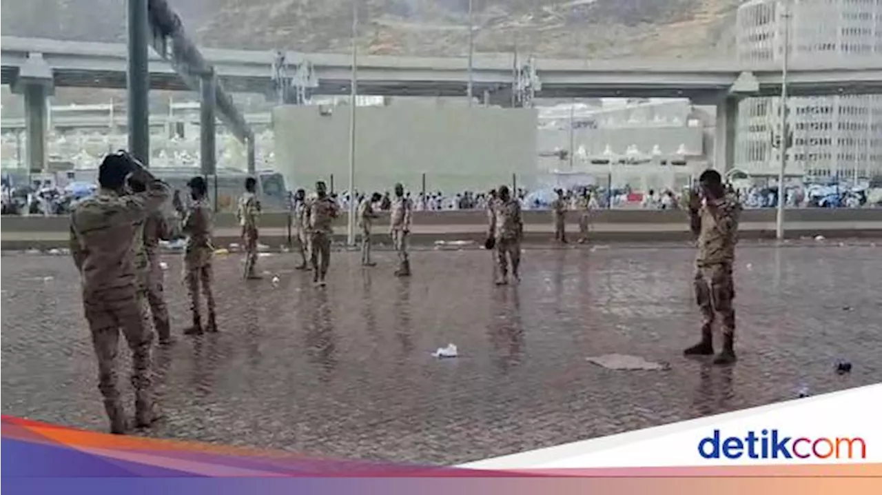 Di Tengah Cuaca Ekstrem, Kota Makkah Diguyur Hujan