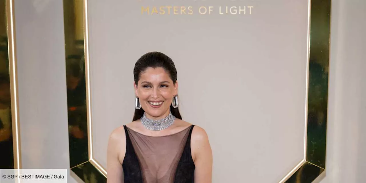 – Dans une robe noire entièrement transparente, Laetitia Casta laisse sans voix
