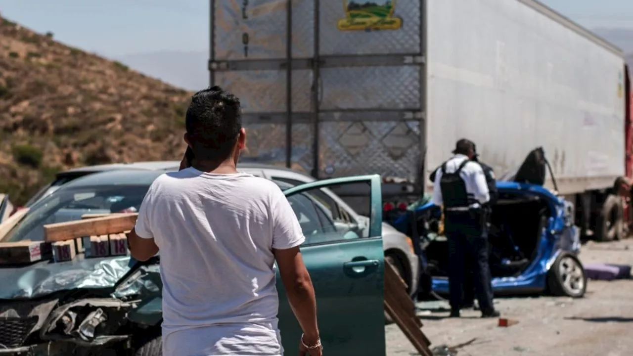 VIDEO: Cuatro tráileres y seis vehículos causan carambola en Tijuana con 11 personas heridas