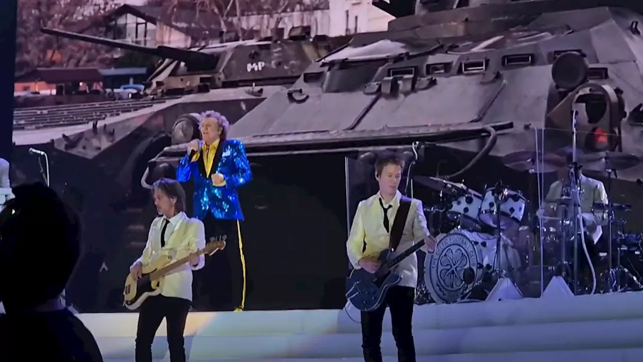 Fans buhen Rod Stewart aus, weil er Ukraine-Fahne zeigt