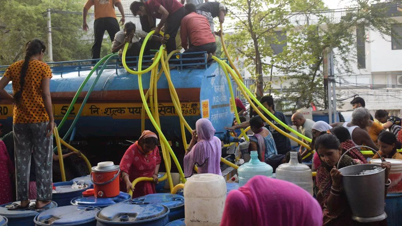 Delhi Water Crisis: दिल्ली में पानी को लेकर मचा हाहाकार, किल्लत के बावजूद नहीं थम रही बर्बादी