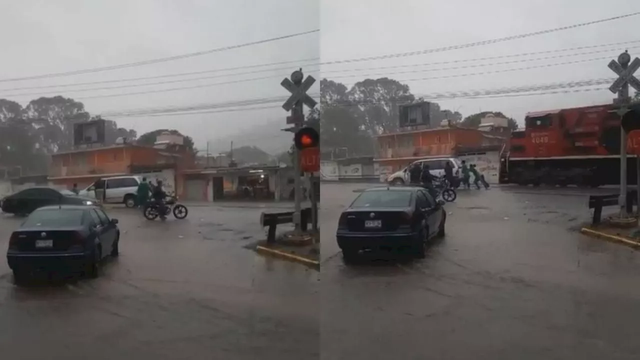 Hombres salvan a conductor de camioneta de ser arrollado por tren en Ciudad Mendoza