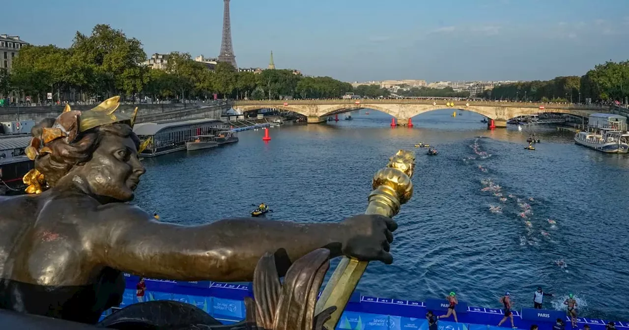 Barcos navegan por el Sena como ensayo para la ceremonia de apertura de París 2024