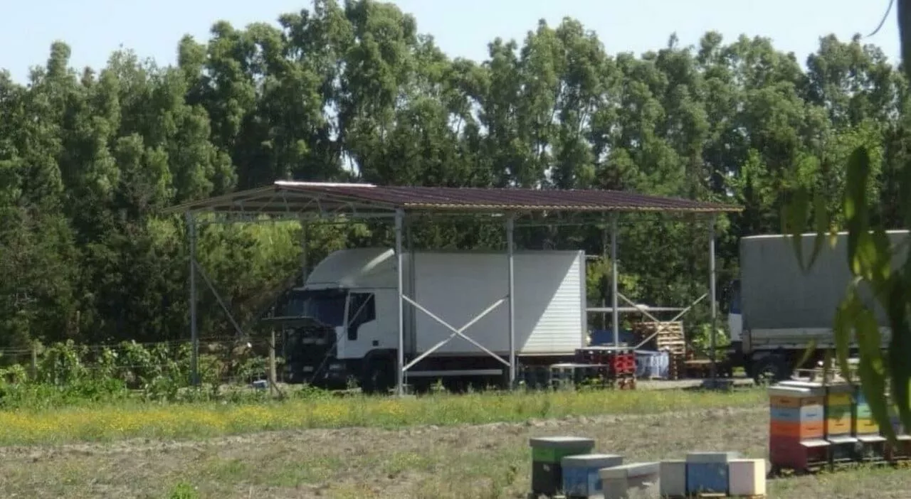 Franco Arras muore schiacciato dal camion che stava riparando: il corpo trovato dalla moglie