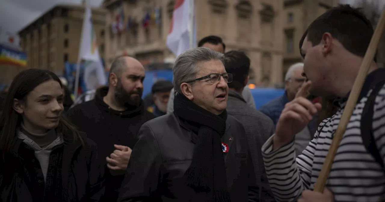 Francia, il sondaggio che spaventa: &#034;Torna la sinistra dura e pura&#034;