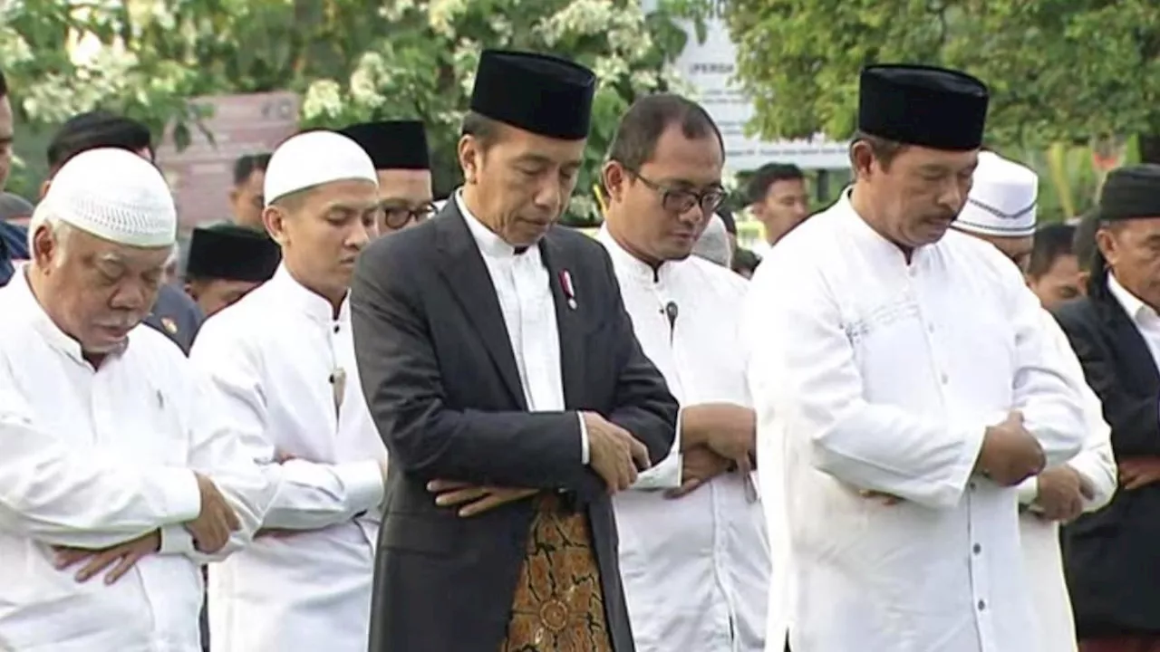 Kenakan Jas dan Sarung Batik, Jokowi Tunaikan Salat Idul Adha di Semarang