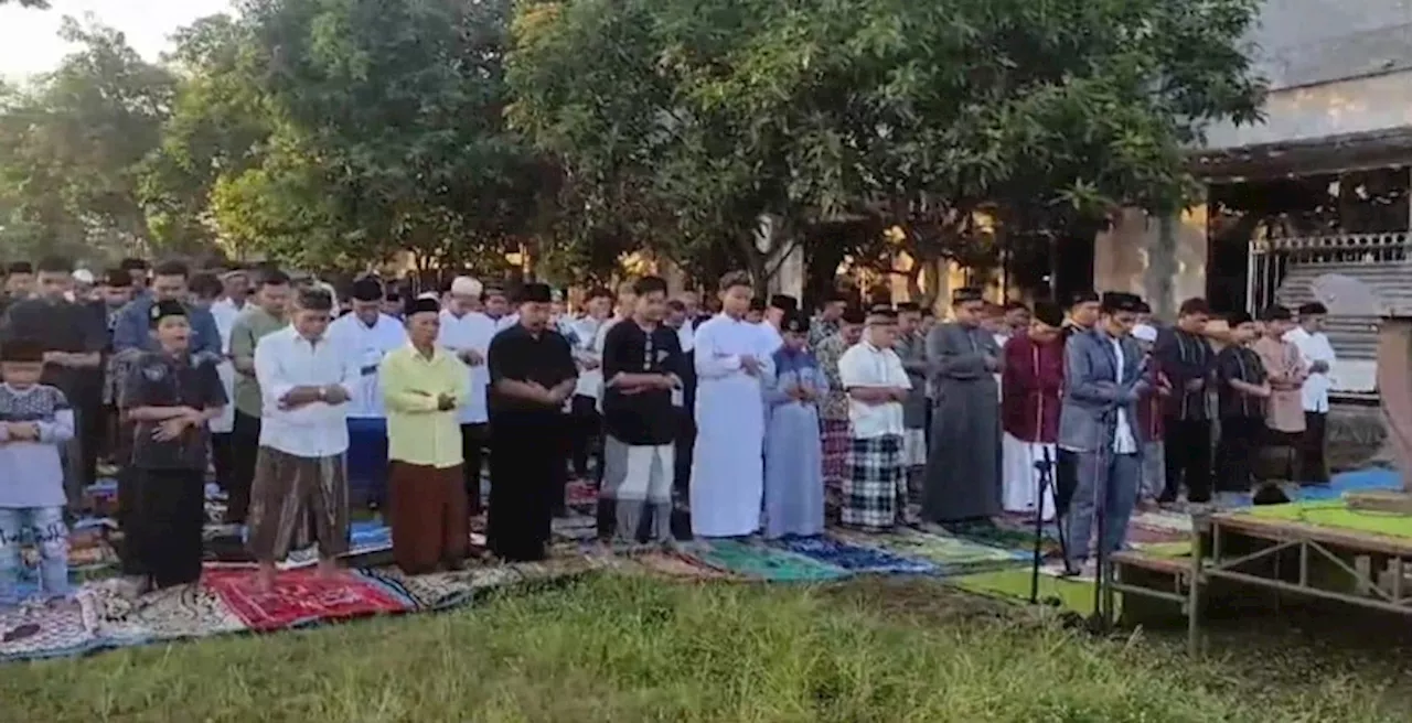 Warga Eks Korban Lumpur Lapindo Salat Idul Adha Dekat Tanggul