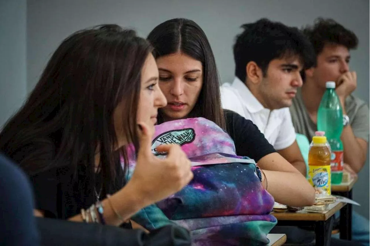 Maturità 2024, si scatenano i 'copioni': tra bigliettini, smartphone e ChatGpt prove a rischio per uno su sei