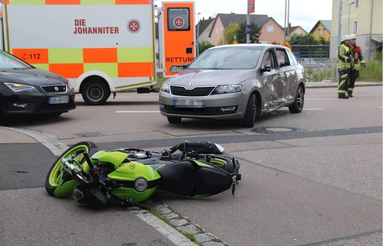 Unfall beim Abbiegen in Schwarzenfeld: Motorradfahrer (17) kommt mit Heli ins Krankenhaus