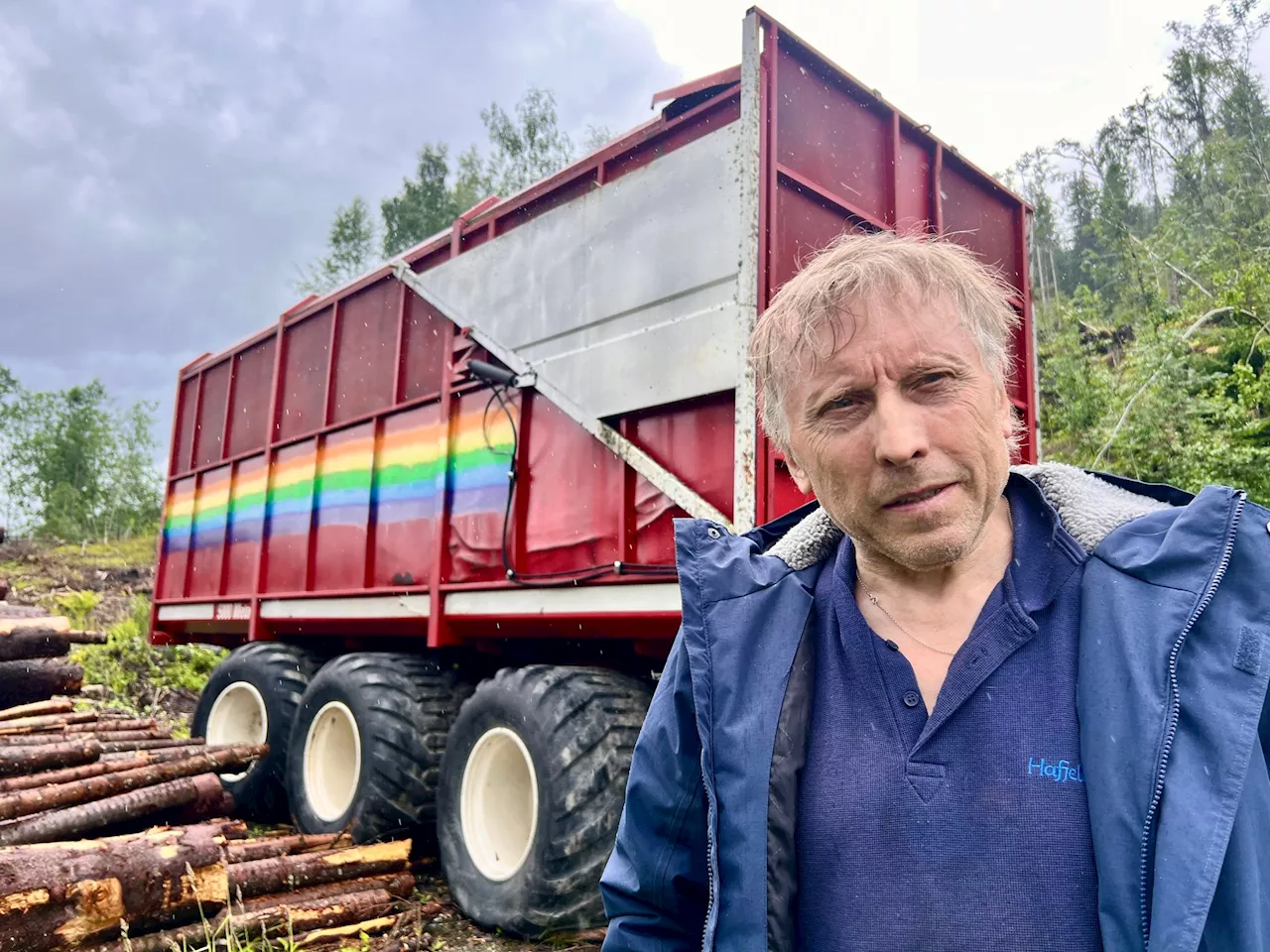 Noen har Pride-lakkert grasvogna til Fridtjof: – Fine farger, men det blir nok sprayet over