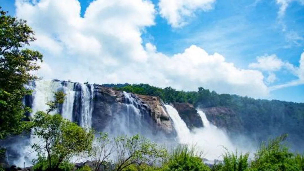 Beautiful Waterfalls: गर्मियों में जरूर देखने जाएं भारत के ये बेहद खूबसूरत झरने, सुकून और शांति के लिए बेस्ट प्लेस