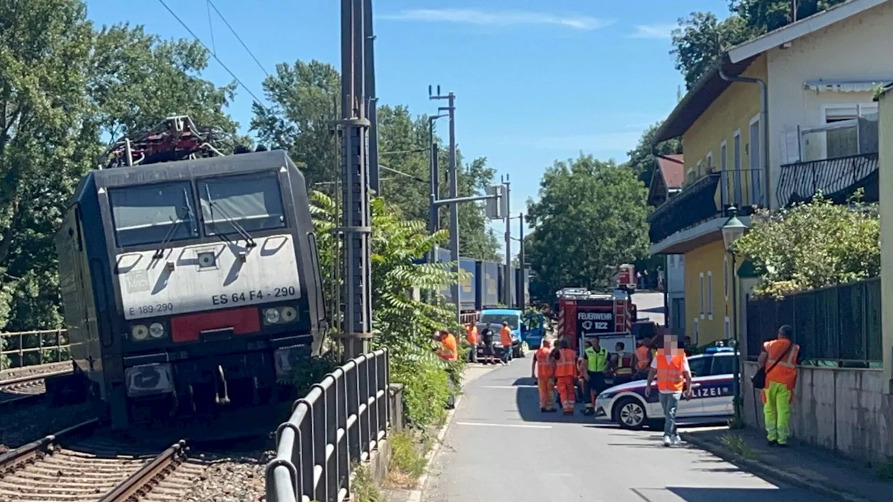 Zugunglück: Bagger gegen Güterzug bei Greifenstein