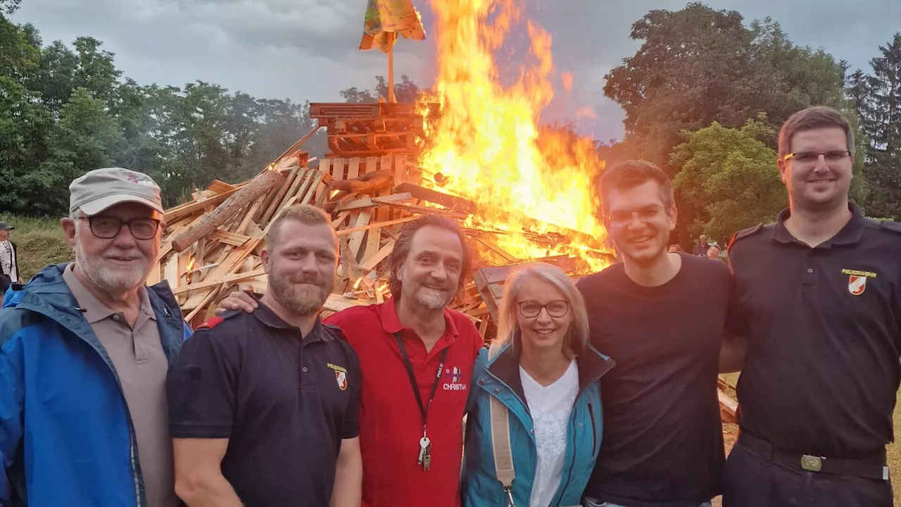 Zwentendorf startete mit Sonnwendfeuer der Kinderfreunde in den Sommer