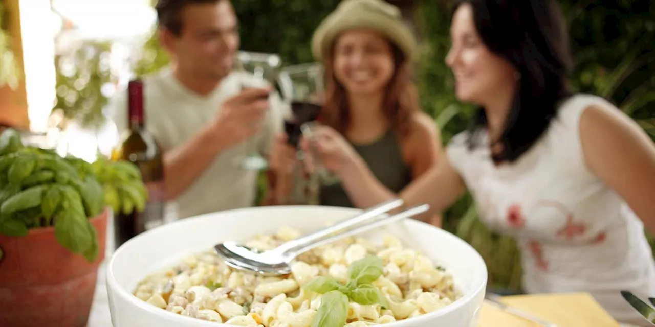 Mediterrane Grillbeilage: Leckerer Nudelsalat mit Rucola, Pesto und Pinienkernen