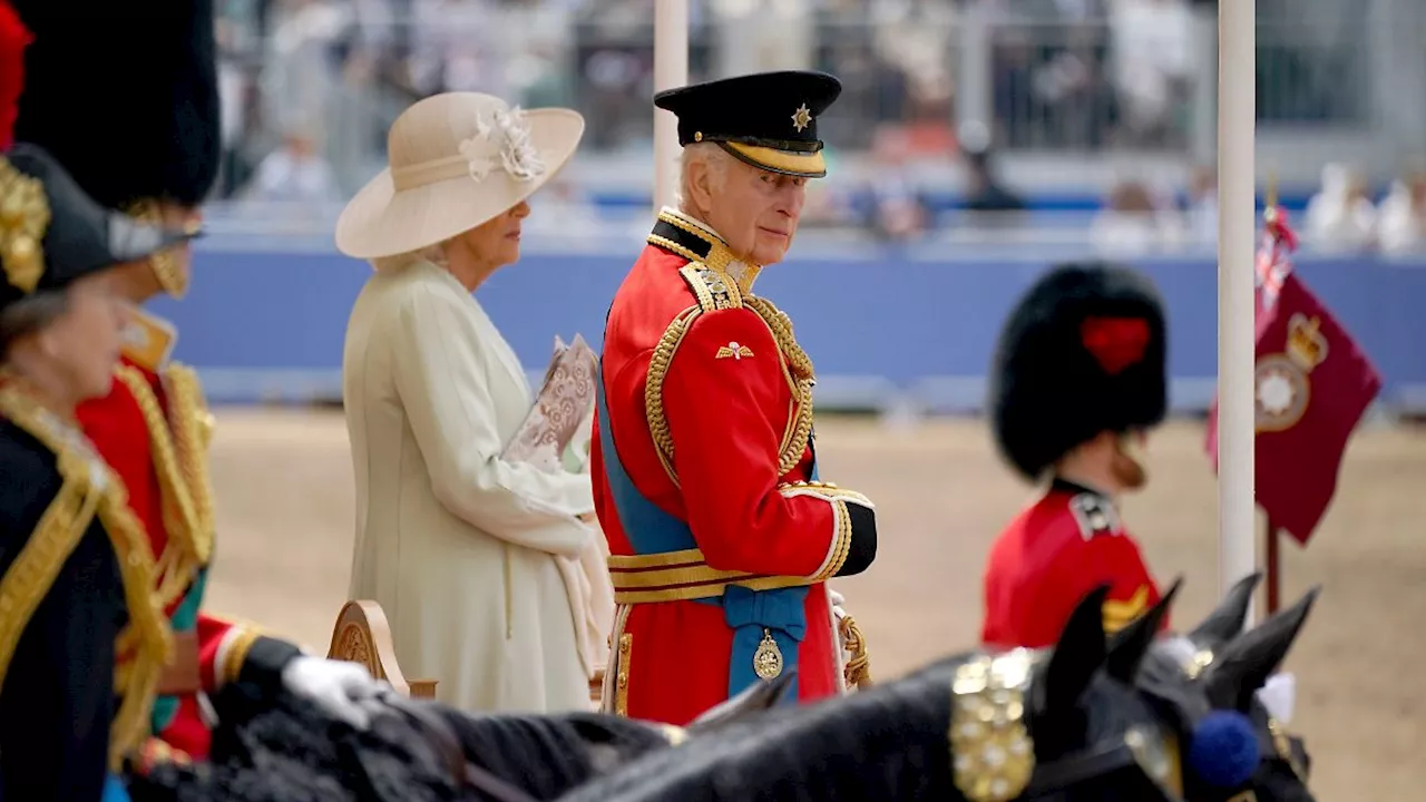 'Trooping the Colour' in London: Charles und Camilla trotzen dem Regen