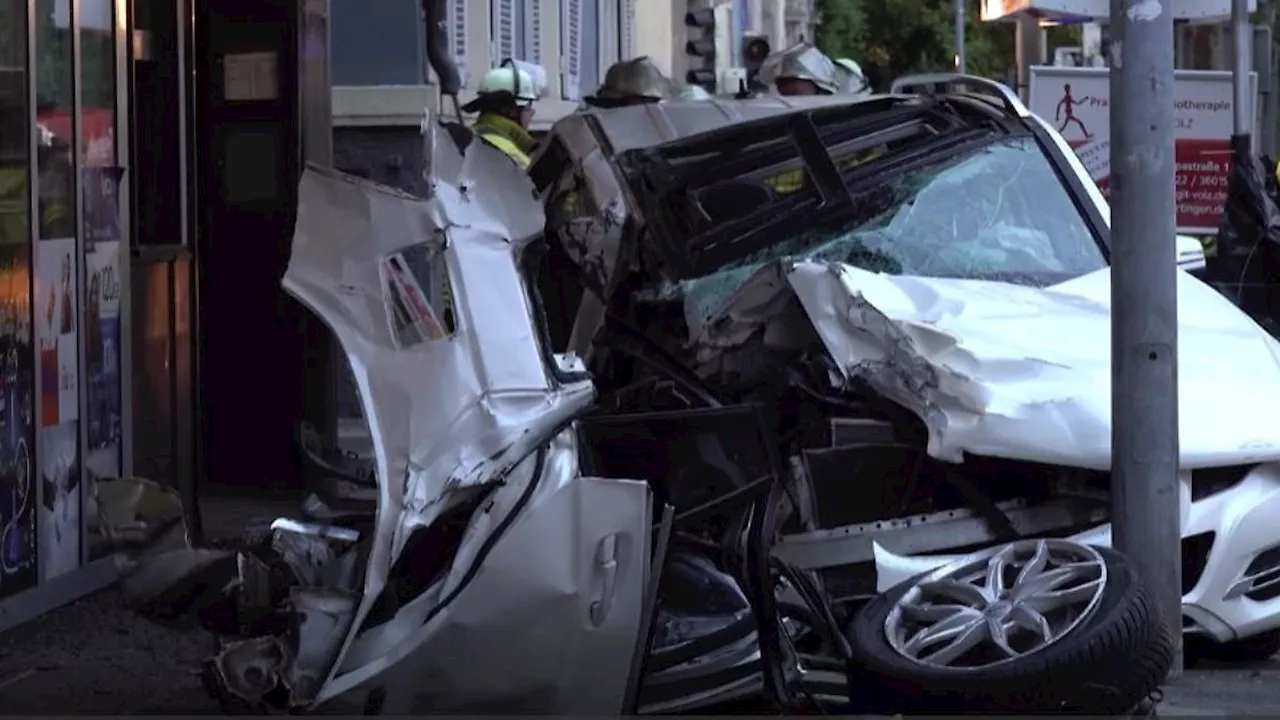 Unfall mit SUV in Nürtingen: Auto erfasst Fußgänger - zwei junge Frauen tot