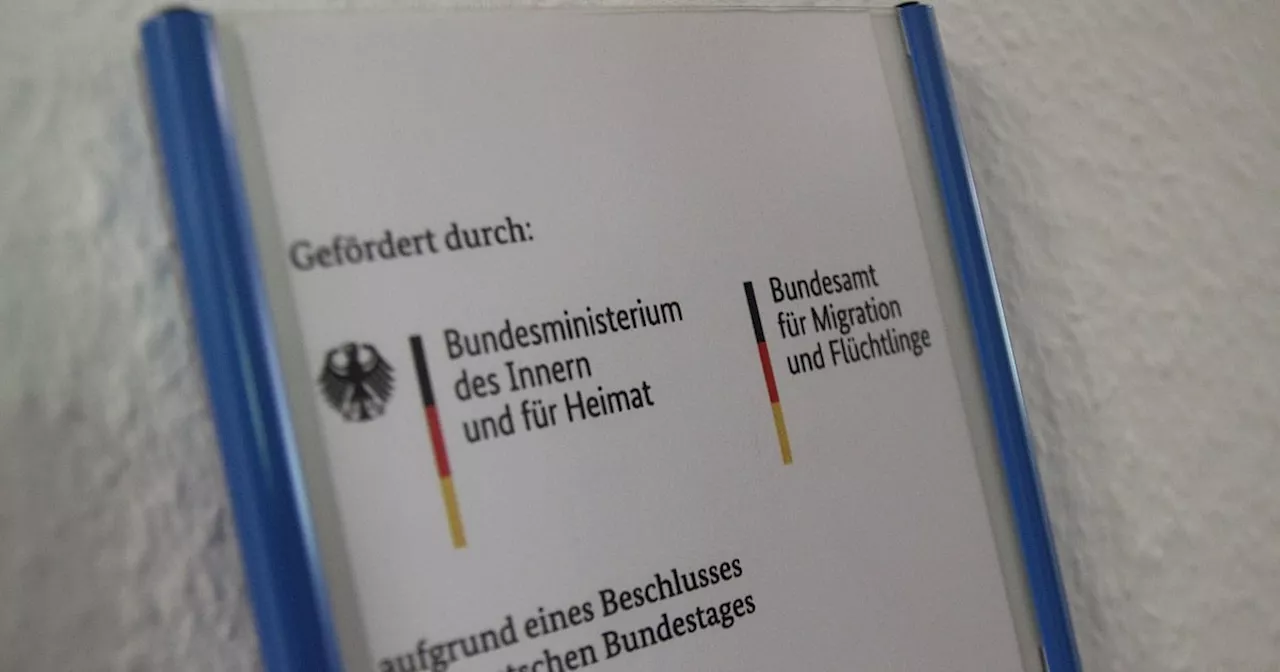 „Politisch unverantwortlich“: Zahl der Migrationsberatungen im Kreis Herford halbiert