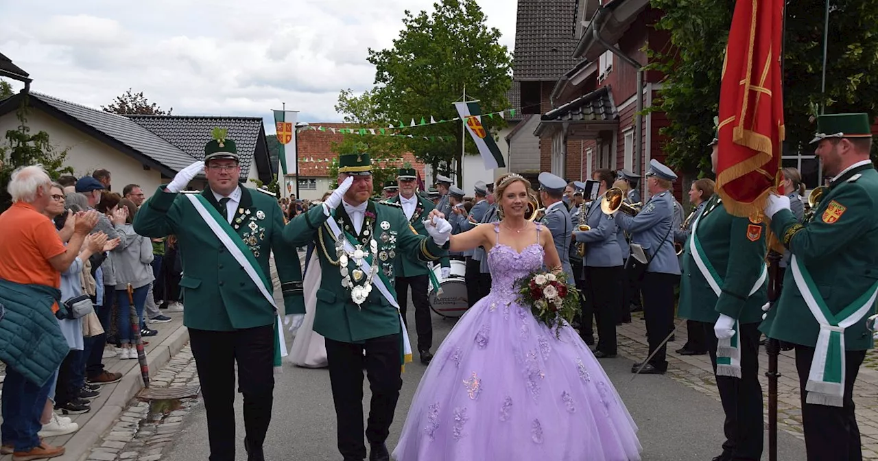 Wunderschöne Märchenprinzessin begeistert beim Schützenfest in Atteln