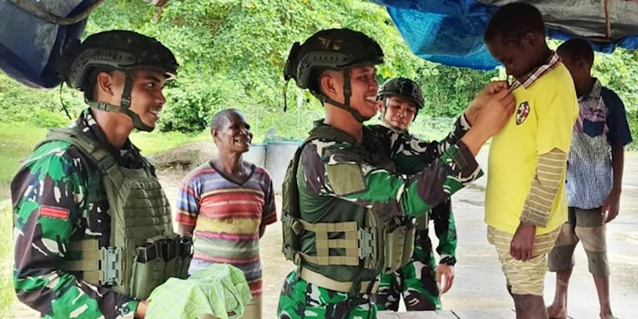 Koops Habema Bagikan Baju di Daerah Operasi