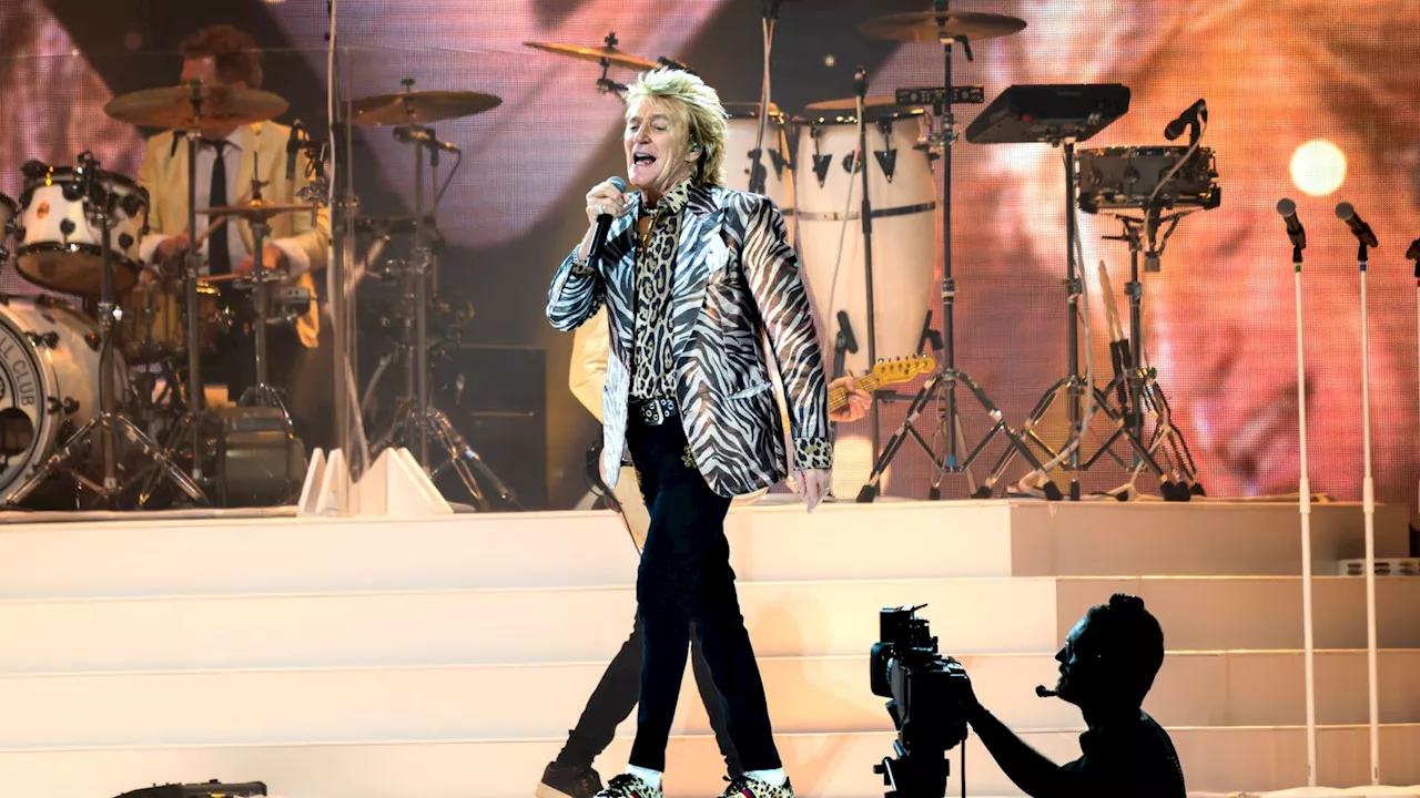 Sir Rod Stewart 'booed' by German crowd while making show of support for Ukraine