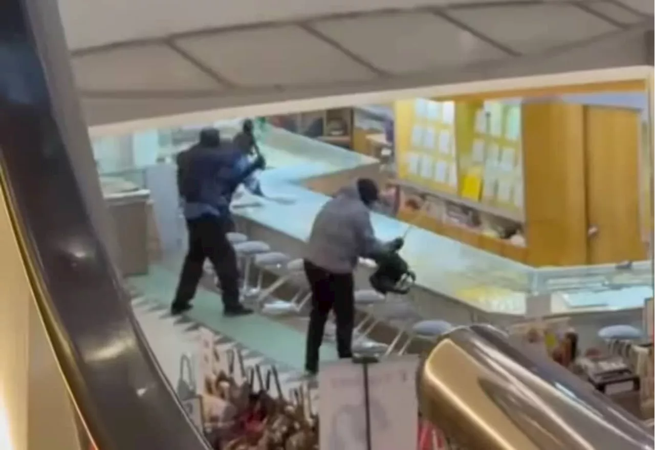 Kajang cops hunt armed men for gold store robbery in shopping mall