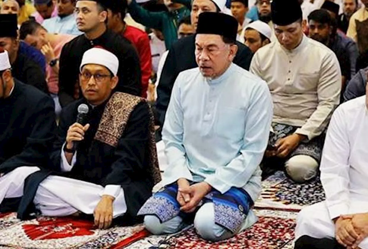 Prime Minister performs Aidiladha prayers at Putra Mosque