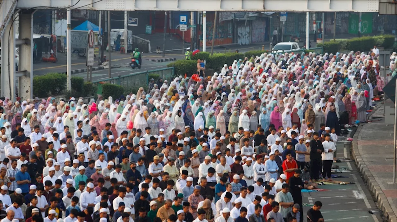 Ribuan Umat Muslim Salat Idul Adha di Terminal Kampung Melayu