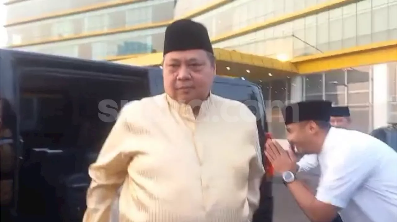 Tunaikan Salat Idul Adha di Masjid DPP Golkar Bareng Keluarga, Airlangga Hartarto Disambut Jemaah