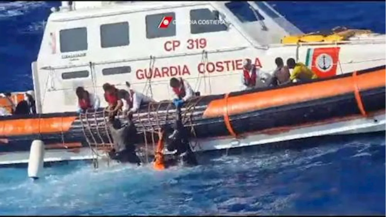 Migranti, nuova tragedia a Roccella, '66 dispersi, 26 i bambini'