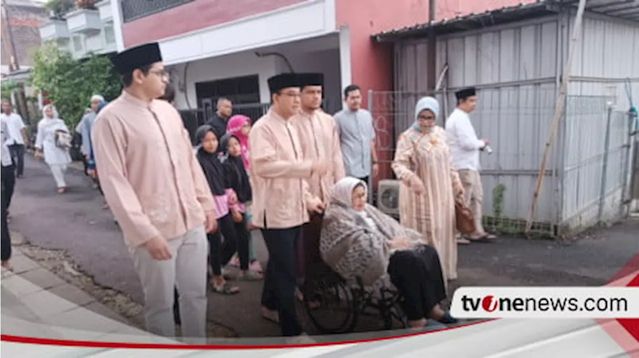 Anies Baswedan dan Keluarga Kompak Pakai Baju Seragam saat Salat Idul Adha