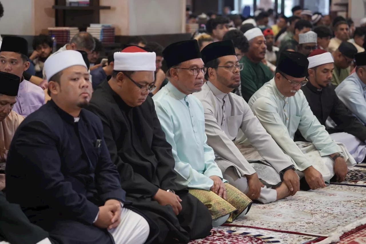 Anwar solat sunat Aidiladha dengan warga Putrajaya