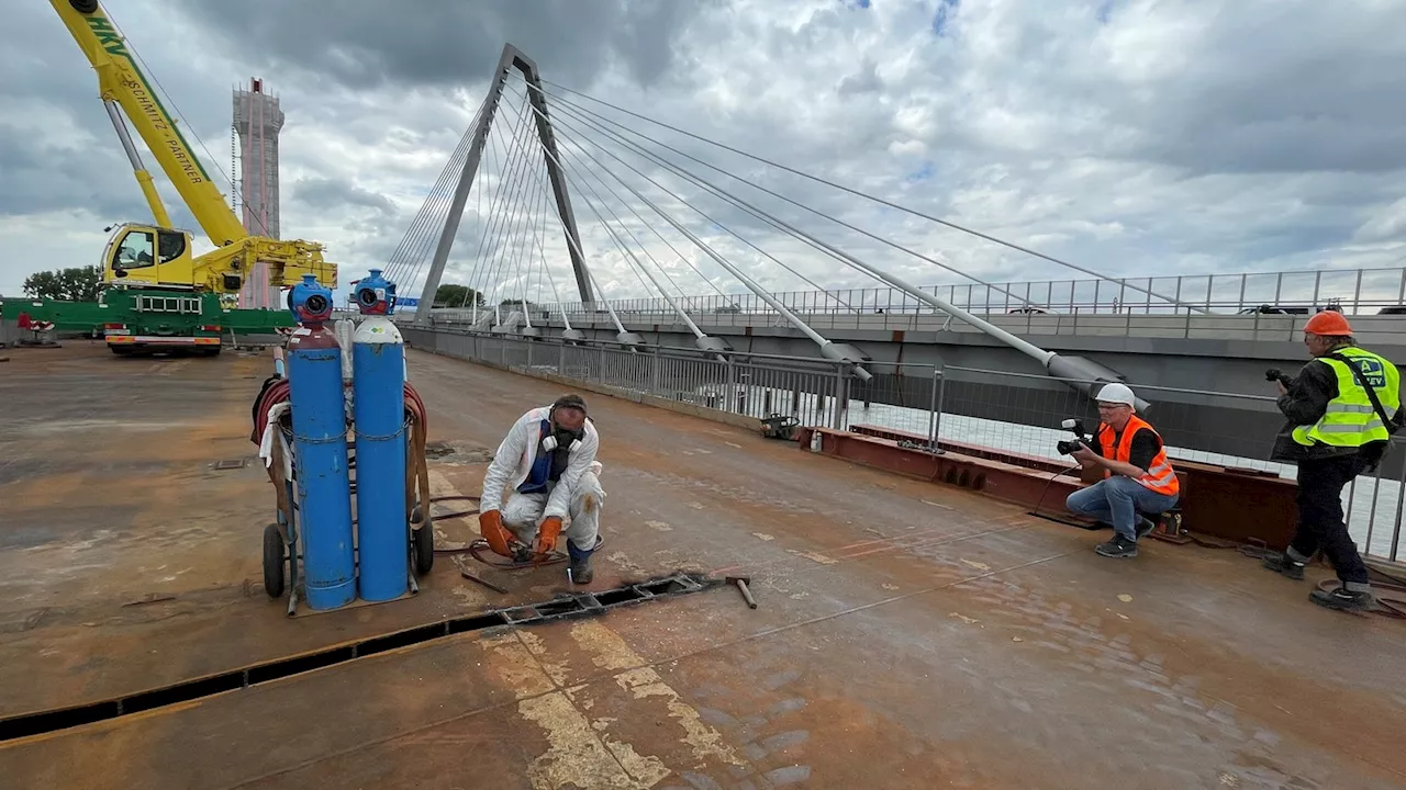 Alte Leverkusener Rheinbrücke durchgeschnitten