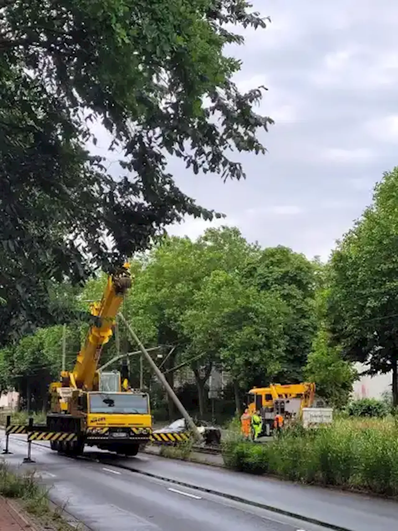 Bremen: Auto beschädigt Straßenbahn-Oberleitung – Ersatz braucht Zeit