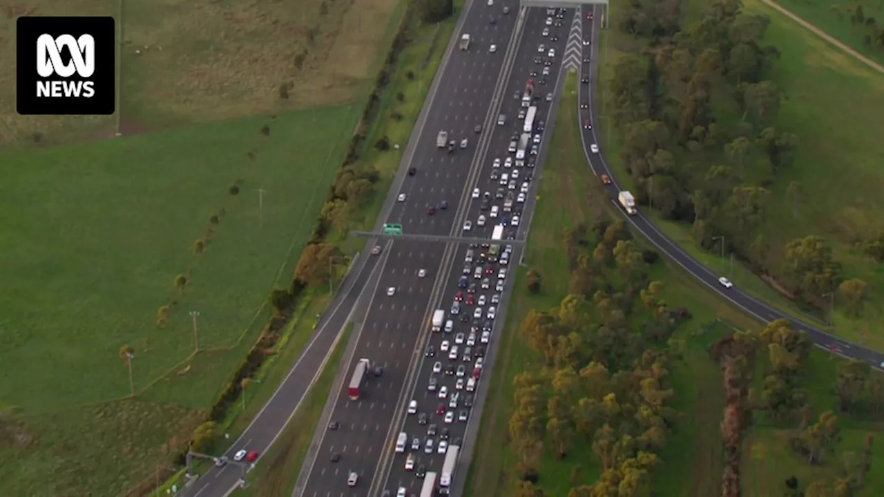 Serious crash leads to closure of Monash Freeway, traffic delays in Melbourne's south-east