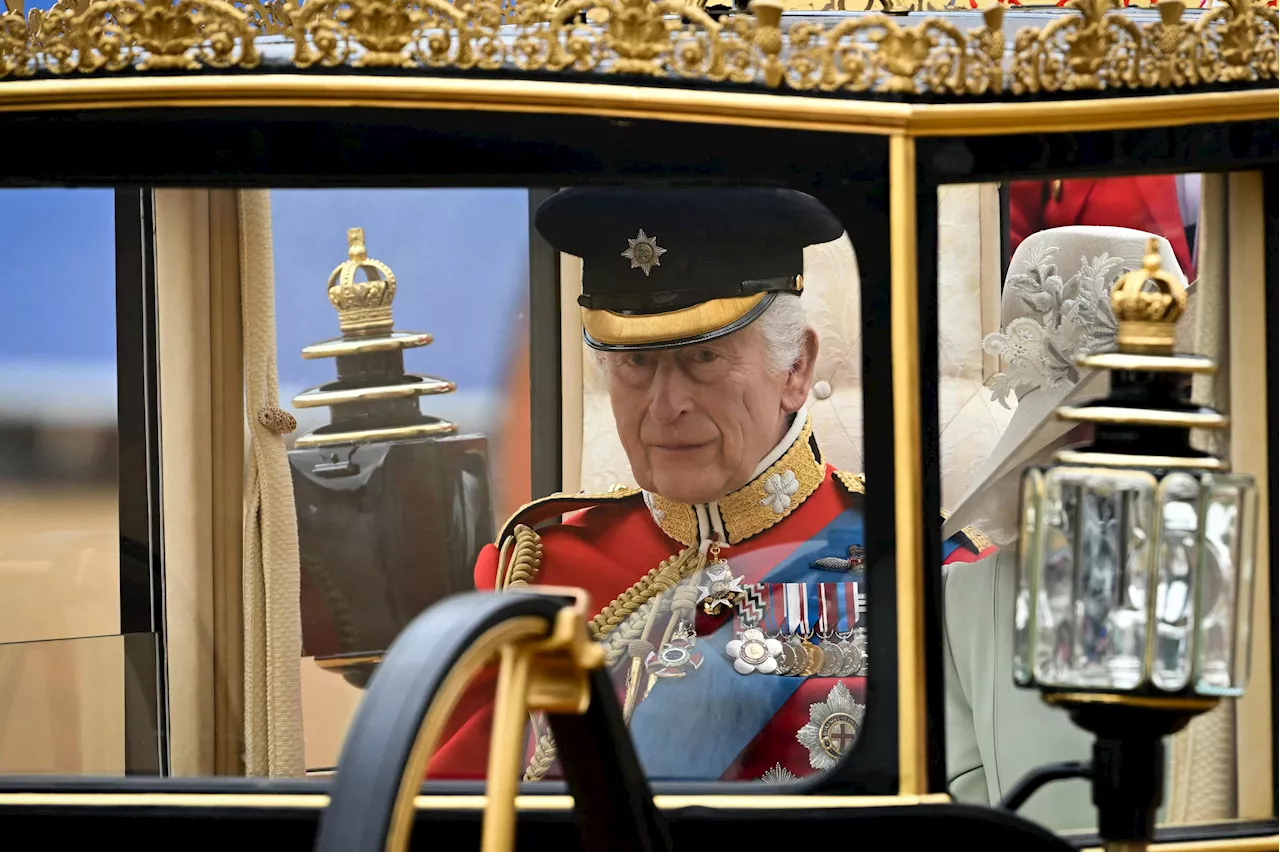 Re Carlo 'distratto' al Trooping the Colour: cosa è successo al sovrano secondo l'esperto